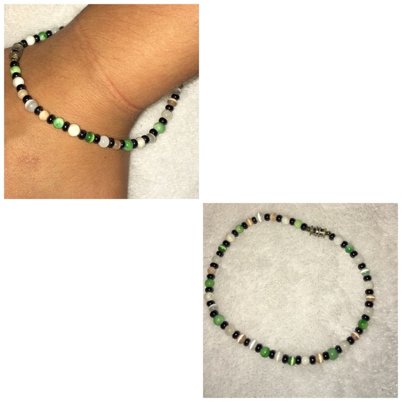 Multi color beaded bracelet with a twist clasp. - Picture 1 of 1